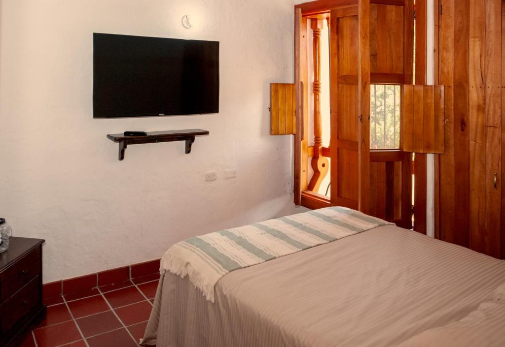 TV a/nebo společenská místnost v ubytování Hacienda La Tulia Eco Hotel