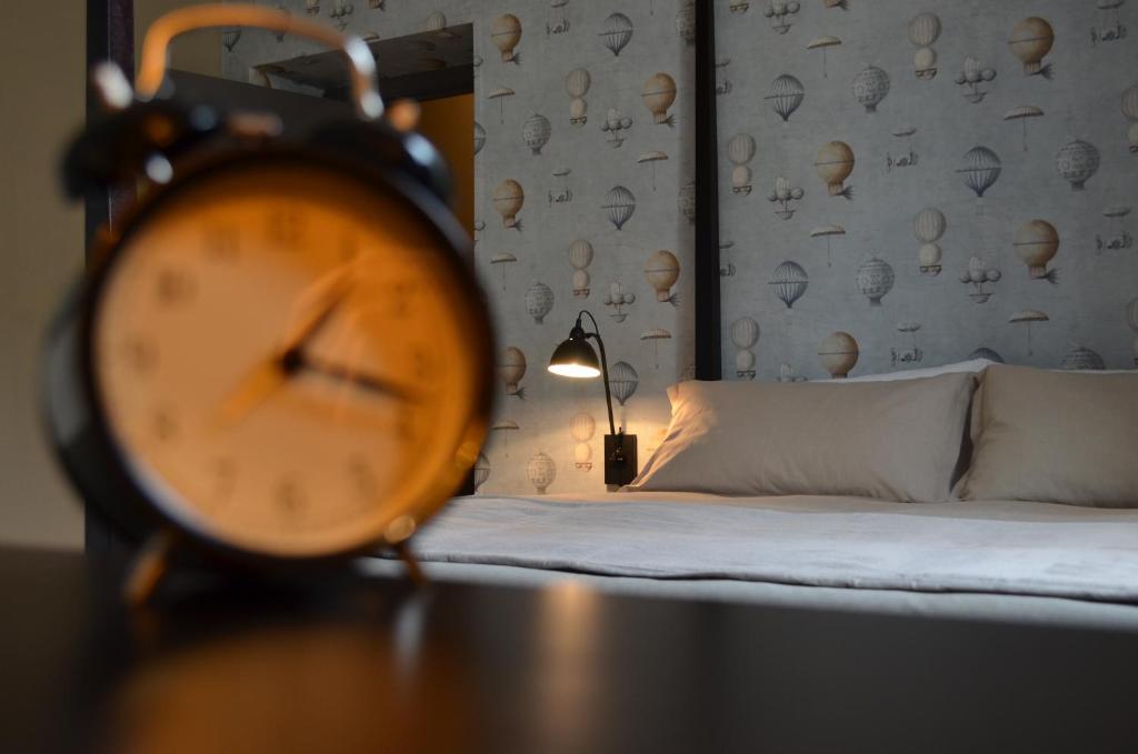マテーラにあるResidenza Sant'Eustachioのベッド横のテーブルに座る時計