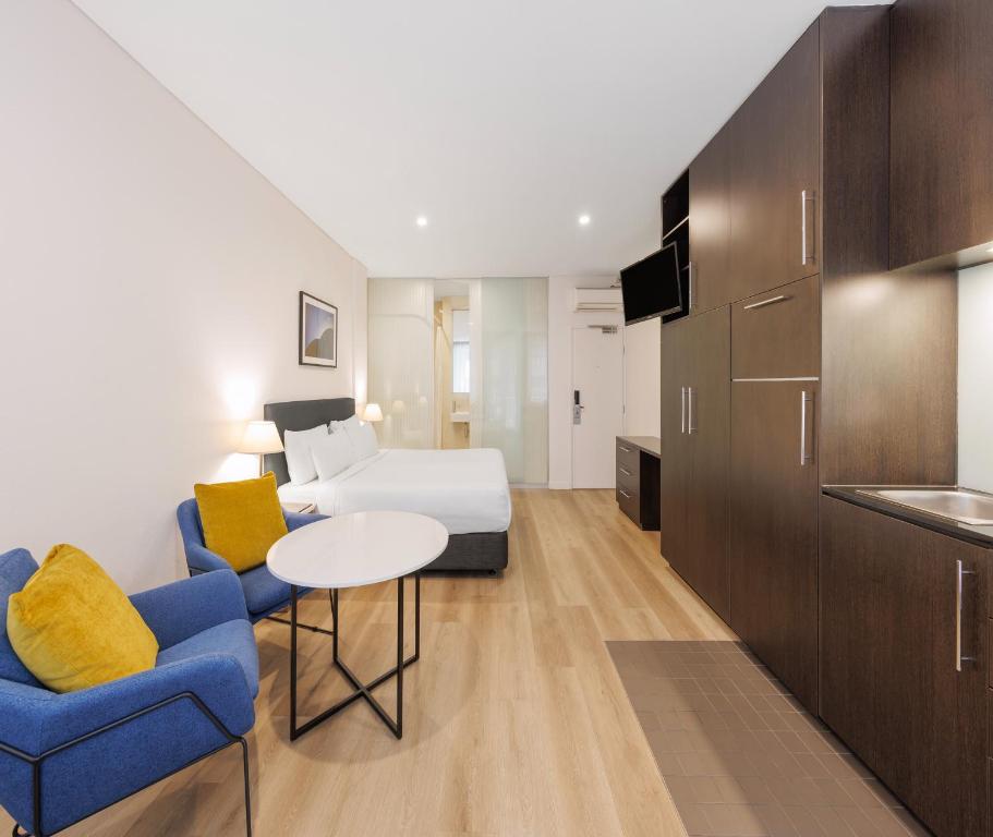 Kuchyň nebo kuchyňský kout v ubytování Oaks Melbourne on Collins Suites