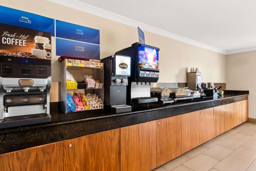 Příslušenství pro přípravu čaje a kávy v ubytování Best Western Date Tree Hotel