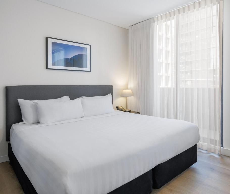 Postel nebo postele na pokoji v ubytování Oaks Melbourne on Collins Suites