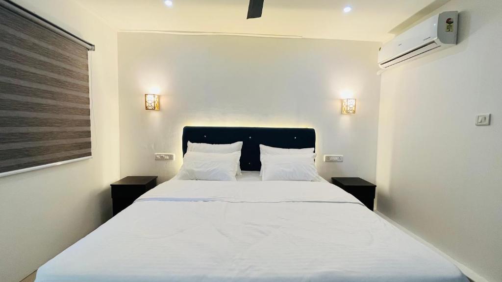 Postel nebo postele na pokoji v ubytování Orange Sky Inn