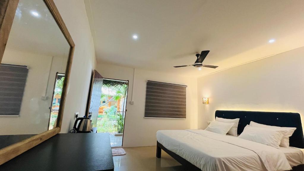 Postel nebo postele na pokoji v ubytování Orange Sky Inn