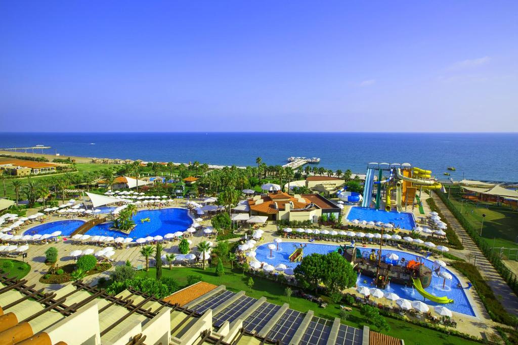 Bazén v ubytování Bellis Deluxe Hotel & Heated for Winter Aqua Park nebo v jeho okolí