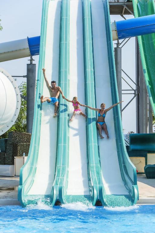 Bazén v ubytování Bellis Deluxe Hotel & Heated for Winter Aqua Park nebo v jeho okolí