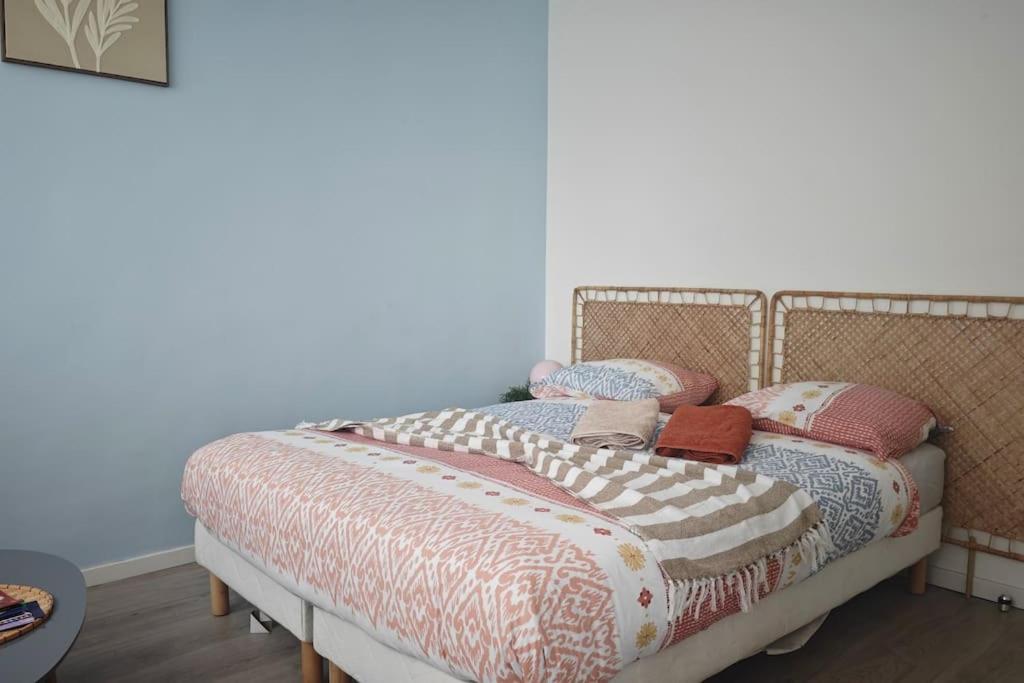 une chambre avec un lit avec des oreillers dessus dans l'établissement Escapade Culturelle - Studio Roubaix, à Roubaix