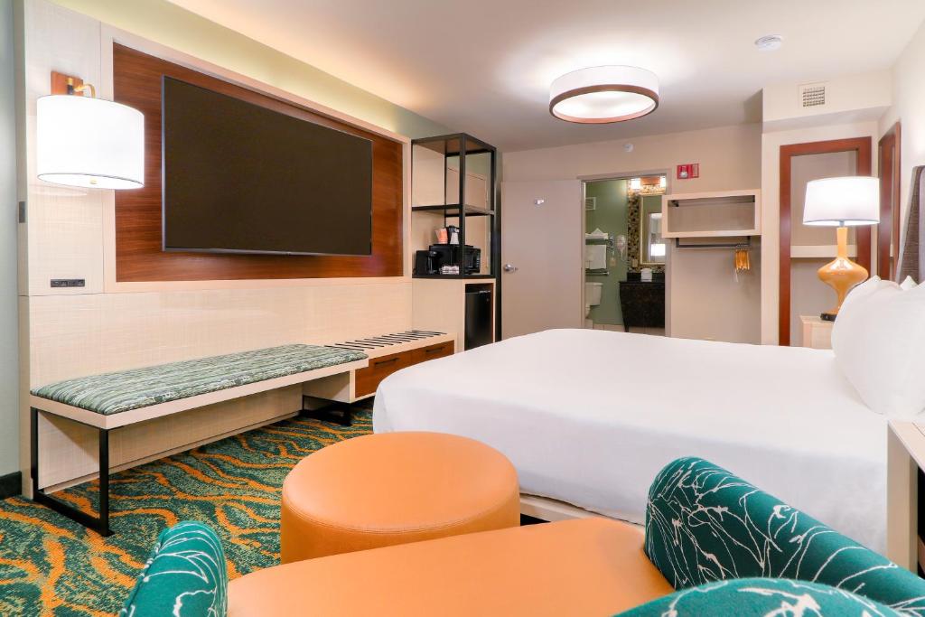 Quality Inn Near the Island Pigeon Forge - Queen Room - Accessible/Nonsmoking