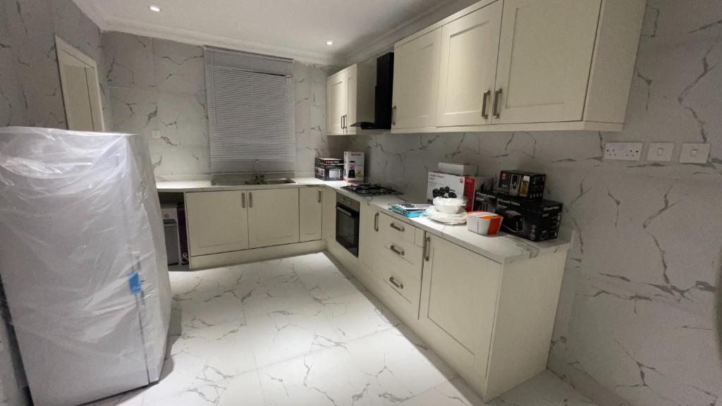 Kuchyň nebo kuchyňský kout v ubytování Grandwest Apartment Ajah