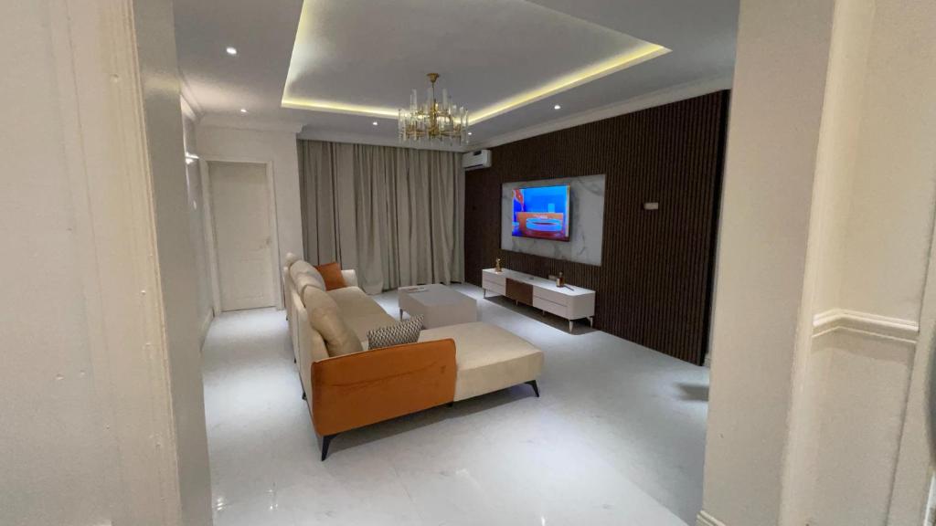 TV a/nebo společenská místnost v ubytování Grandwest Apartment Ajah