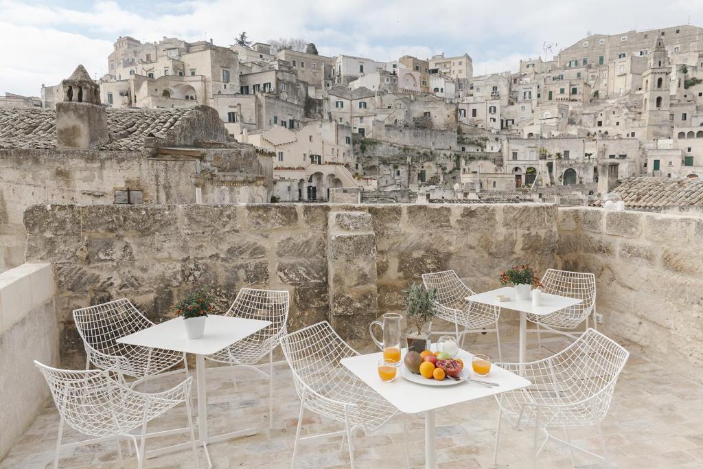 un restaurante con mesas y sillas y una ciudad en La Dimora Di Metello, en Matera