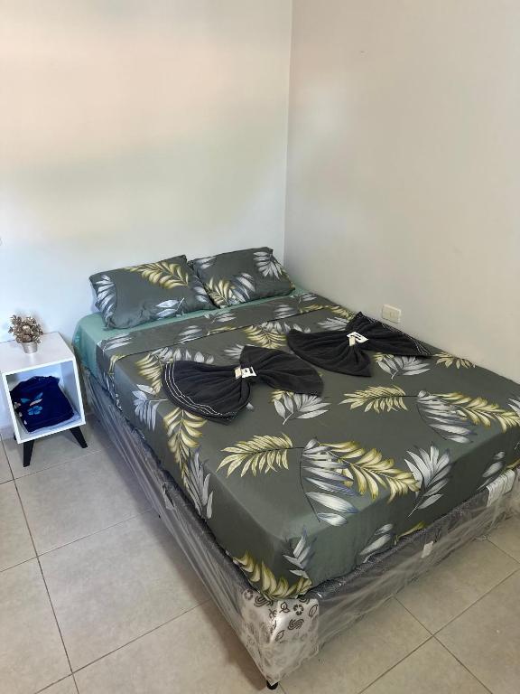 Postel nebo postele na pokoji v ubytování Habitación y piscina en casa compartida