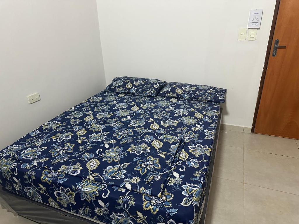 Postel nebo postele na pokoji v ubytování Habitación y piscina en casa compartida