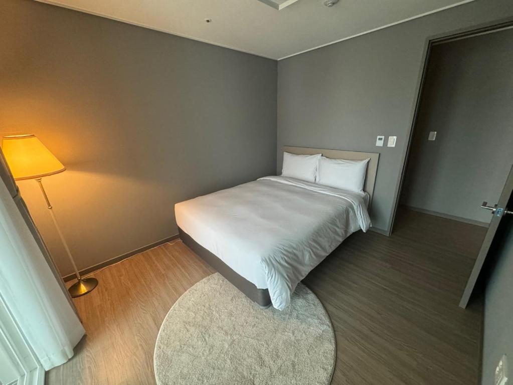 Postel nebo postele na pokoji v ubytování Sollago Myeongdong Hotel & Residence