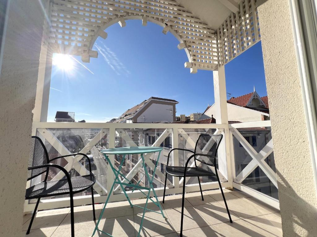 une table et des chaises sur un balcon avec vue dans l'établissement Appartement lumineux en centre-ville d'Arcachon, proche commerces, balcon, 4 couchages - FR-1-474-191, à Arcachon