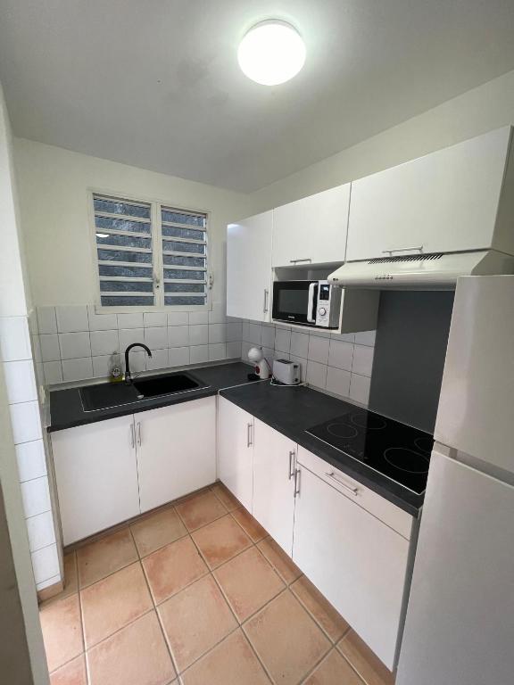 Kuchyň nebo kuchyňský kout v ubytování Havre de détente avec jaccuzi