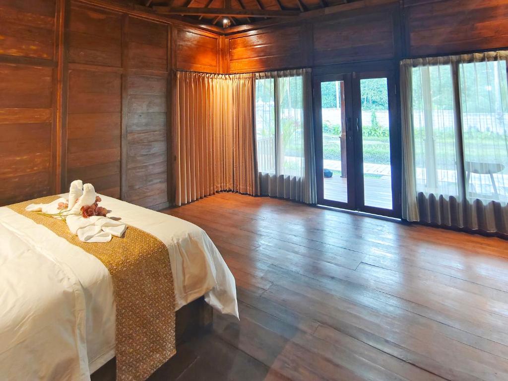 Postel nebo postele na pokoji v ubytování Uma Ulun Dugul Ubud by Uniquecations