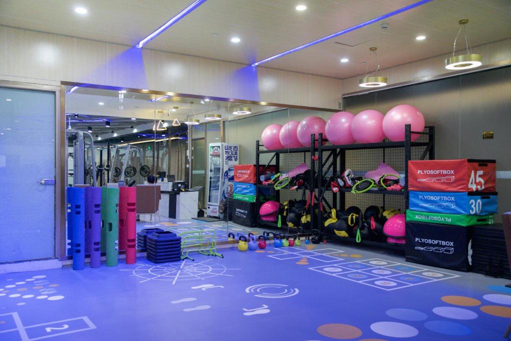 Fitness centrum a/nebo fitness zařízení v ubytování KARE HOTELS RESIDENCES Qianhai Shenzhen