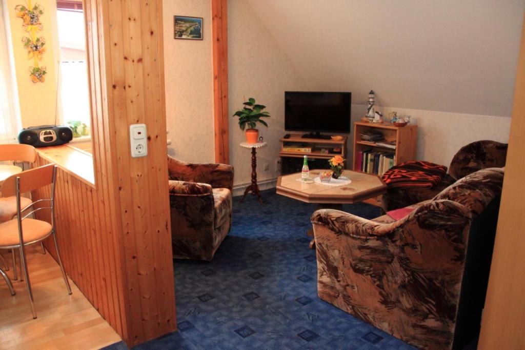 ein Wohnzimmer mit 2 Sofas und einem TV in der Unterkunft Ferienwohnung Krug in Sassnitz