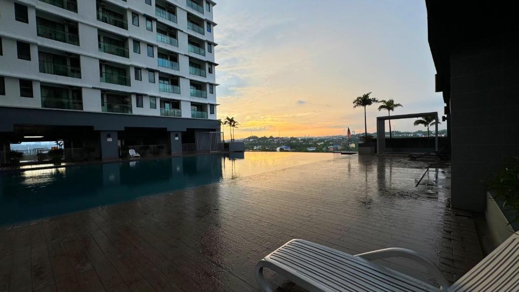 un edificio con piscina y un edificio en VISTA Bangi Fully Air Con Suite Plus Netflix with WIFI 600mbps, en Kampong Sungai Ramal Dalam