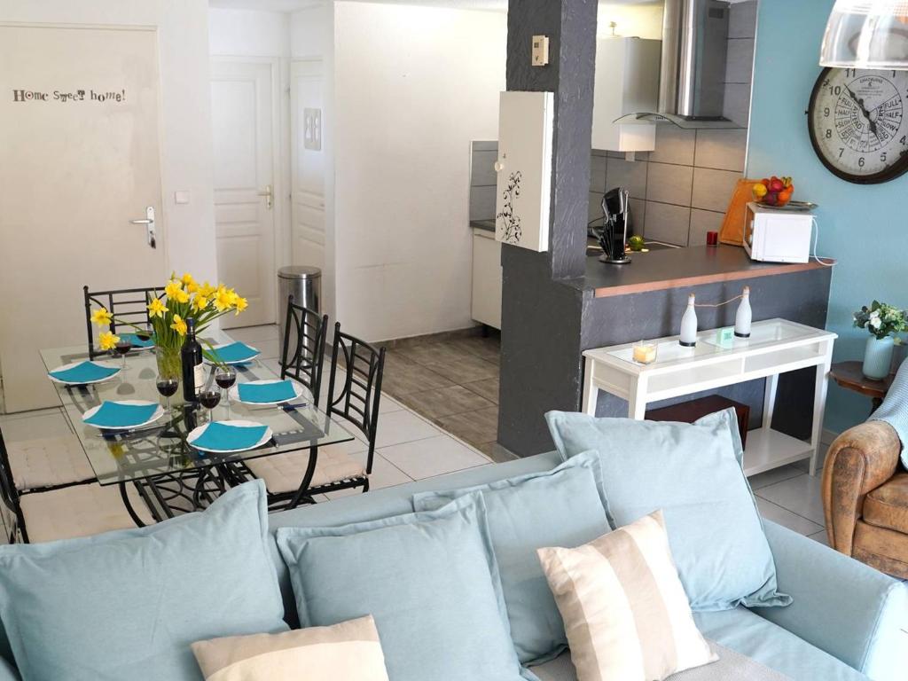 un salon avec un canapé bleu et une table dans l'établissement Villa avec piscine et wifi, 6 pers, Le Barcarès - FR-1-81-624, au Barcarès