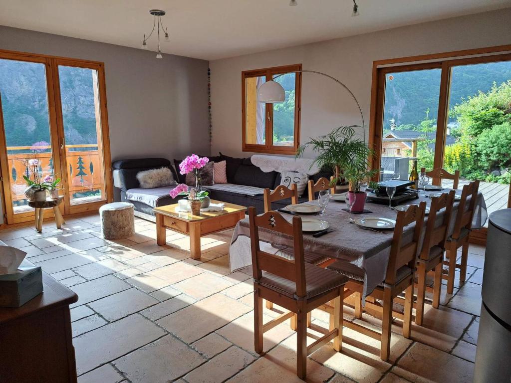 un salon avec une table, des chaises et un canapé dans l'établissement Chalet 4* 8 pers, Animaux admis, Wifi, Parking à Valloire - FR-1-263-542, à Valloire