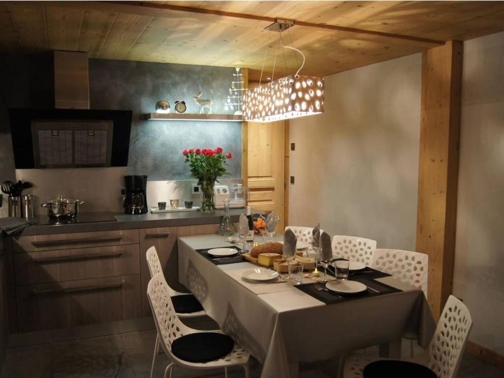 une cuisine avec une table et des chaises dans une cuisine dans l'établissement Charmant chalet 4 pers avec cheminée au Grand-Bornand - FR-1-467-137, au Grand-Bornand