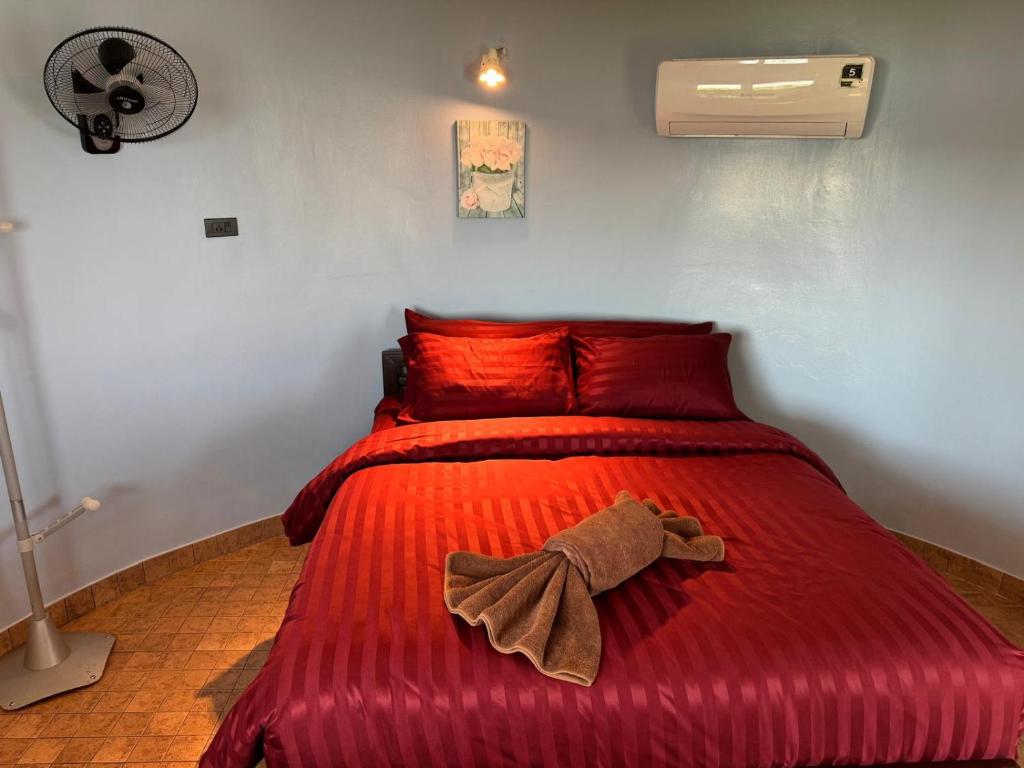 Postel nebo postele na pokoji v ubytování Koh Mak Buri Hut Natural Resort