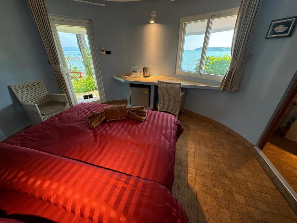 Postel nebo postele na pokoji v ubytování Koh Mak Buri Hut Natural Resort