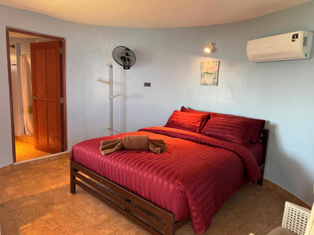 Postel nebo postele na pokoji v ubytování Koh Mak Buri Hut Natural Resort