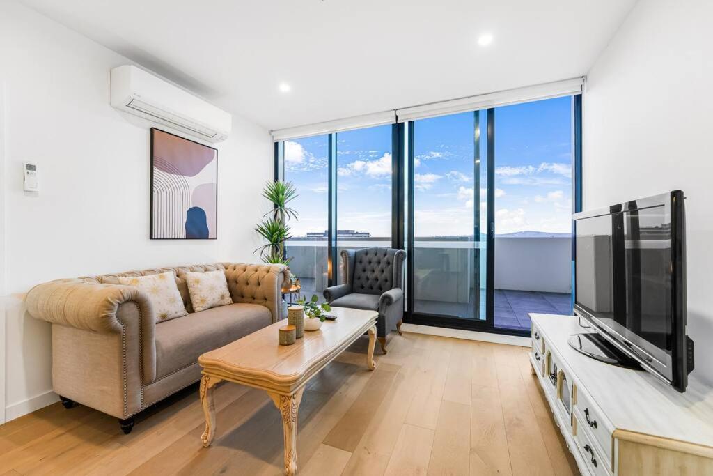 Μια τηλεόραση ή/και κέντρο ψυχαγωγίας στο StayAU Spacious 2BR Stunning Sunset Views