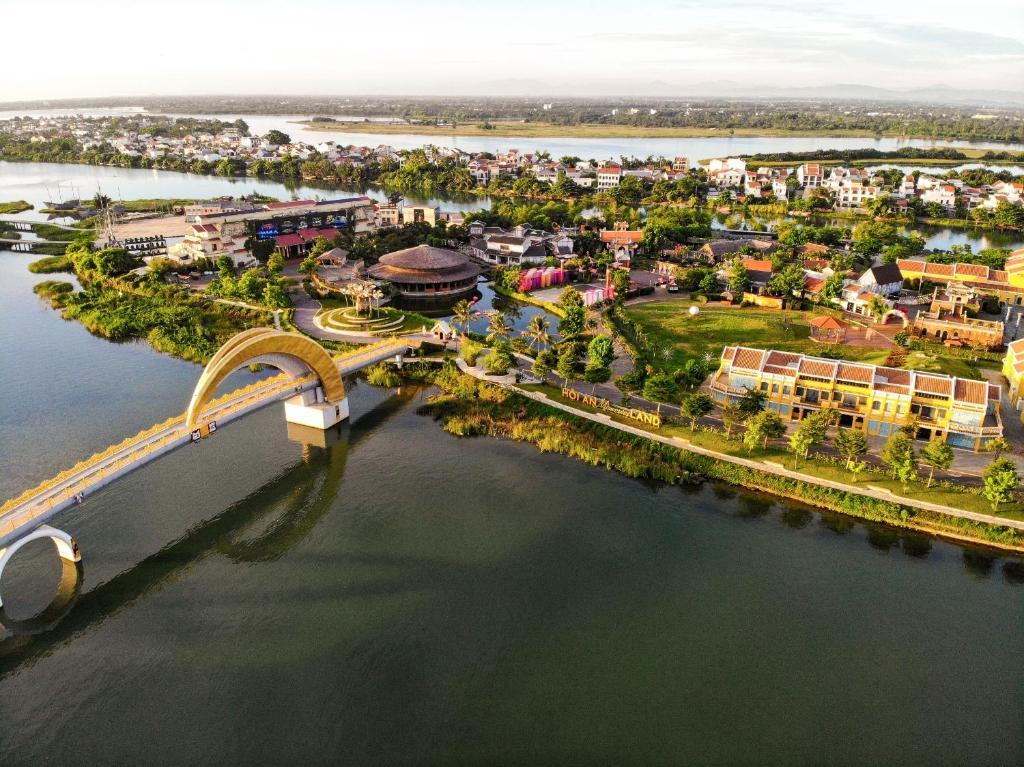 Výhled na řeku, která protéká v blízkosti hotelu
