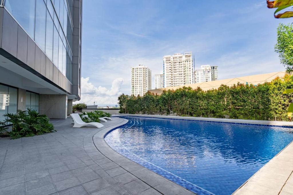 Bazén v ubytování Aeon Towers Apartments I Next to Abreeza Ayala Malls I Prime Location l Fast Wifi l Free Pool I Managed by Bleuspace nebo v jeho okolí