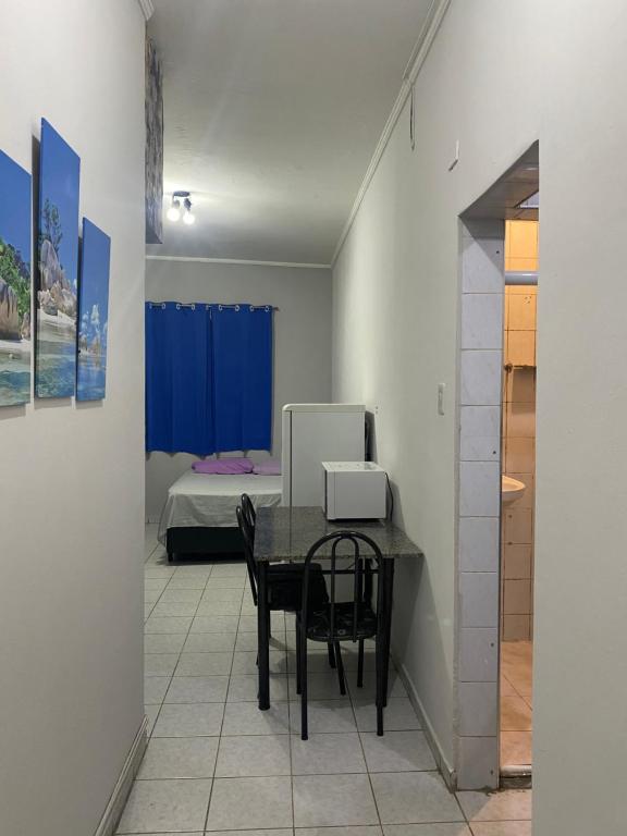 Kitinete perto da praia e Shopping Brisamar em São Vicente, na Biquinha, temporada e mensal tudo incluso, mobiliado, wi fi, ventilador, elevador, horário flexível - Departamento