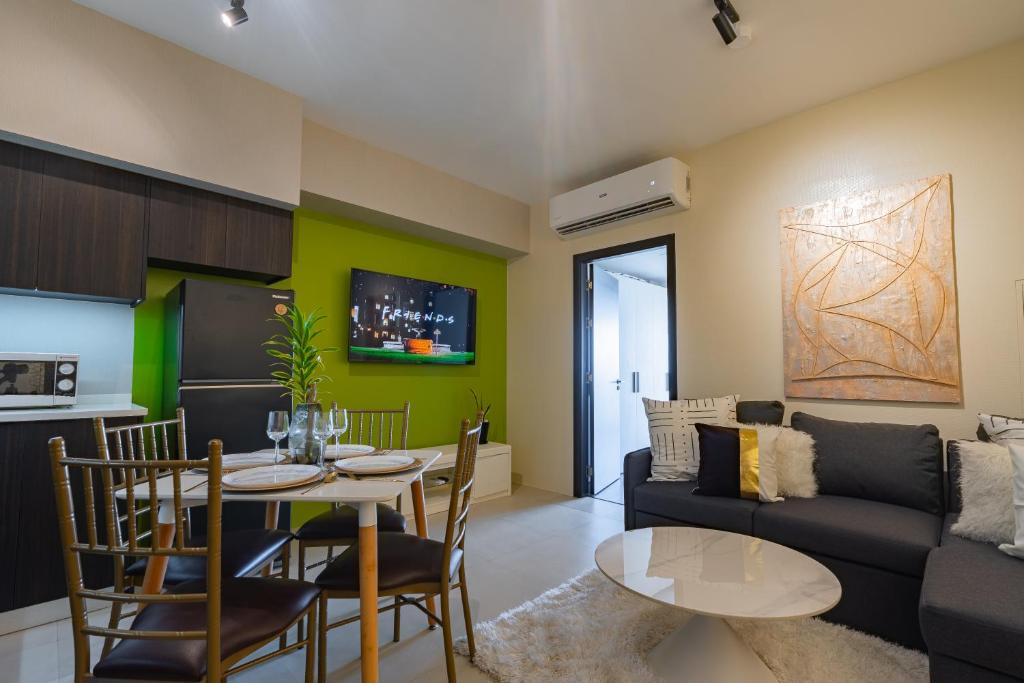 Posezení v ubytování Aeon Towers Apartments I Next to Abreeza Ayala Malls I Prime Location l Fast Wifi l Free Pool I Managed by Bleuspace