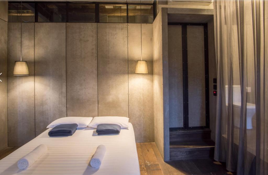 Postel nebo postele na pokoji v ubytování Belakang Kong Heng Ipoh Hotel