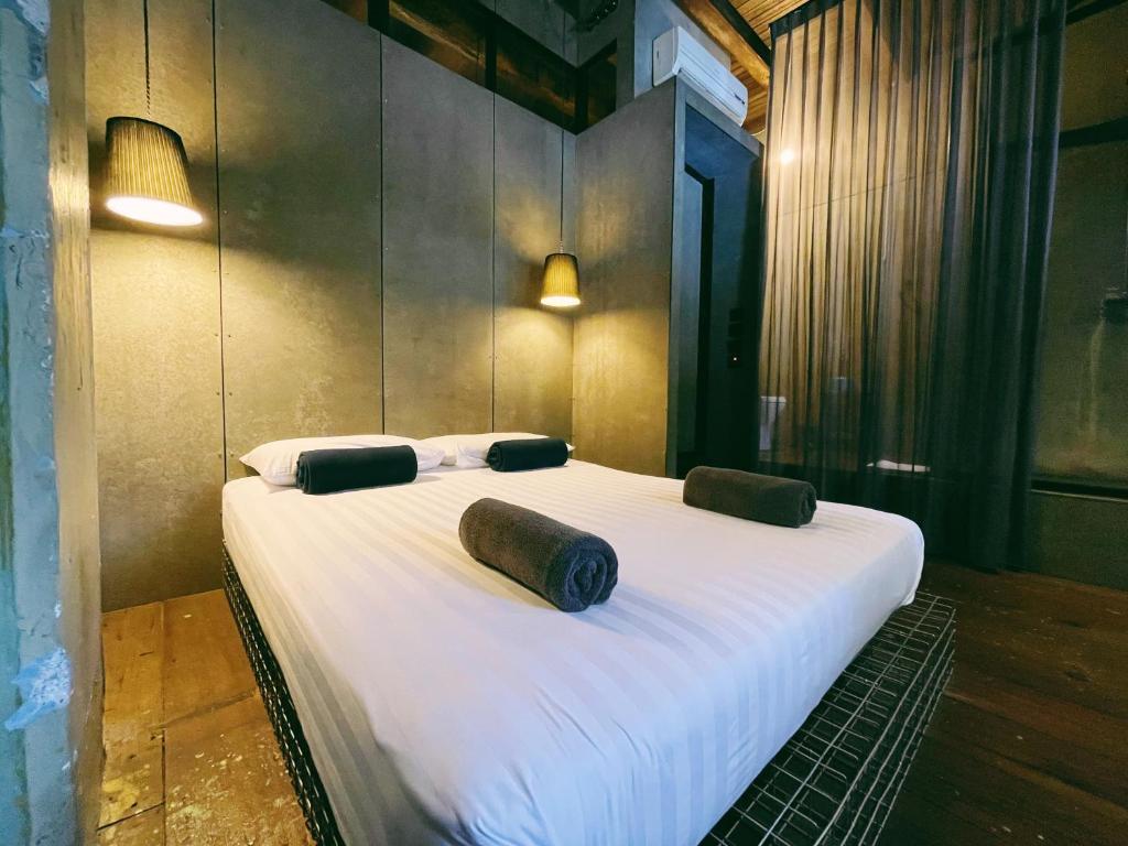 Postel nebo postele na pokoji v ubytování Belakang Kong Heng Ipoh Hotel