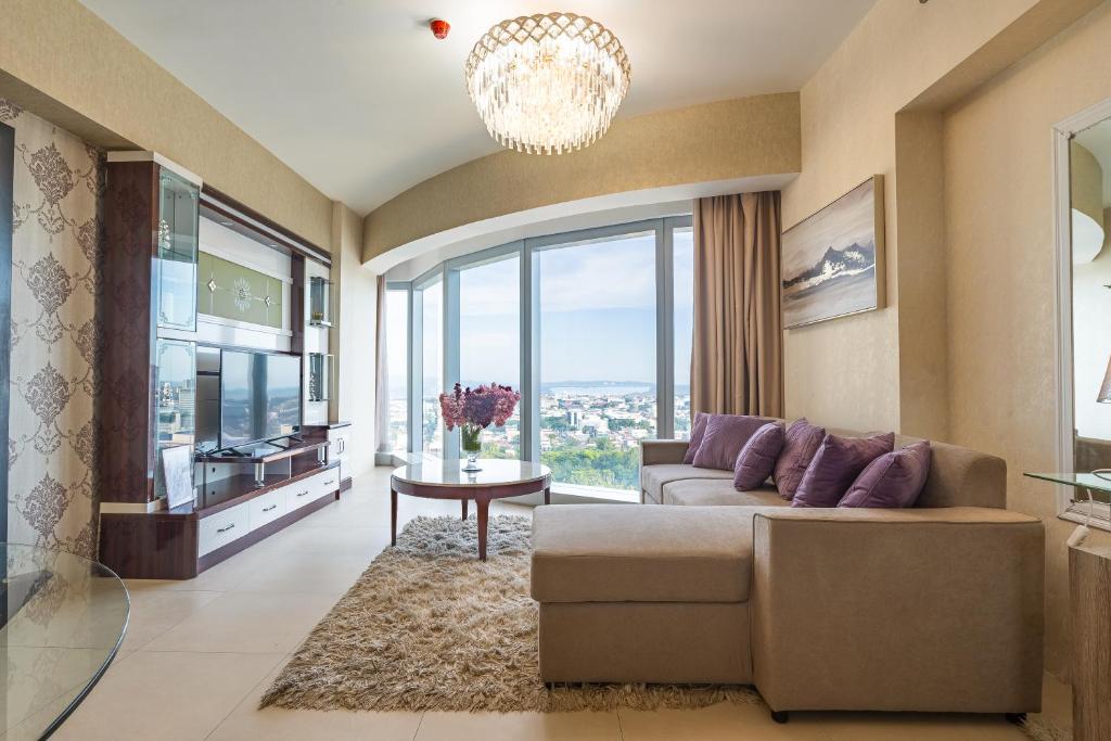 TV a/nebo společenská místnost v ubytování Aeon Towers Apartments I Next to Abreeza Ayala Malls I Prime Location l Fast Wifi l Free Pool I Managed by Bleuspace