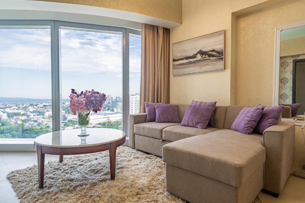 Posezení v ubytování Aeon Towers Apartments I Next to Abreeza Ayala Malls I Prime Location l Fast Wifi l Free Pool I Managed by Bleuspace