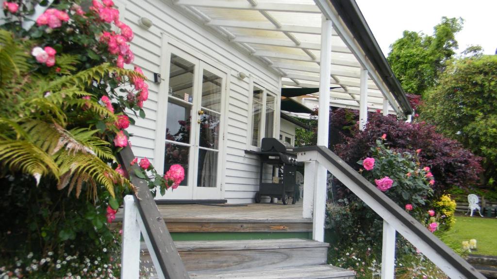 Magpie Cottage - homestay bed & breakfast, Taumarunui Magpie Cottage - homestay bed & breakfast, Taumarunui