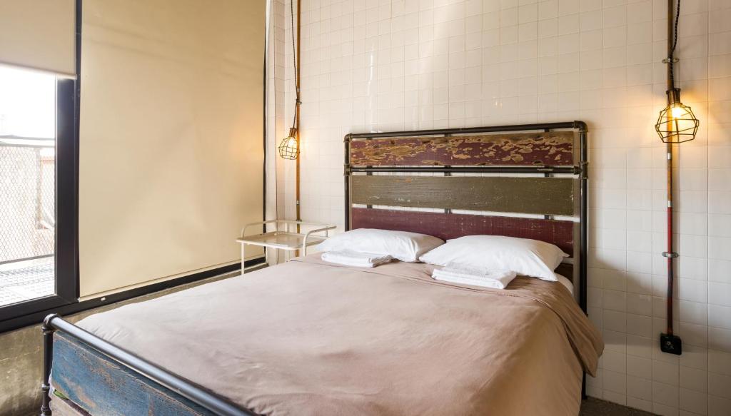 Postel nebo postele na pokoji v ubytování Belakang Kong Heng Ipoh Hotel
