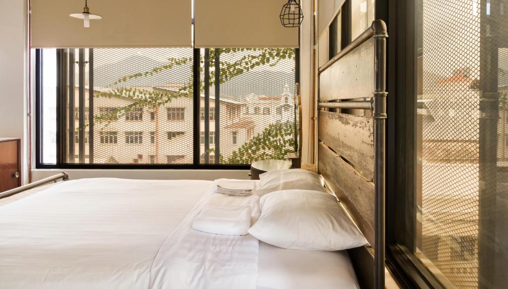 Postel nebo postele na pokoji v ubytování Belakang Kong Heng Ipoh Hotel