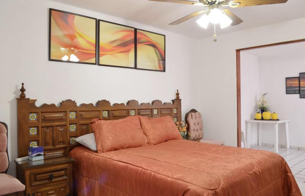 a bedroom with a bed and a ceiling fan at Casa grande y comoda in Jesús María