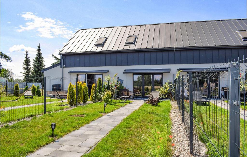 una casa con una valla delante en Stunning Home In Stare Sady With Wifi, en Stare Sady