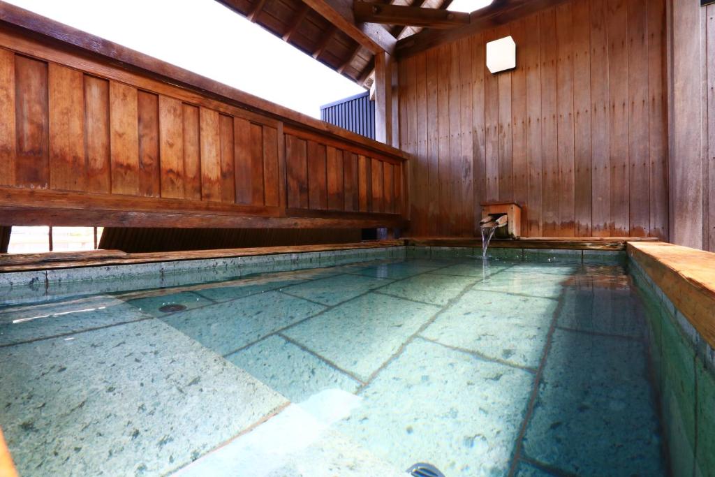 an empty swimming pool in a wooden building at 割烹旅館小川荘 in Ōmiya