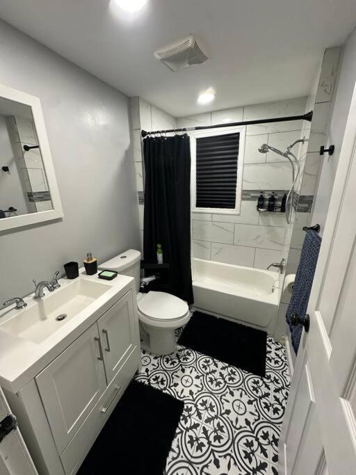 Koupelna v ubytování Elegant 3 Bedroom Condo near EWR, NJ Transit & NYC - Unit 4