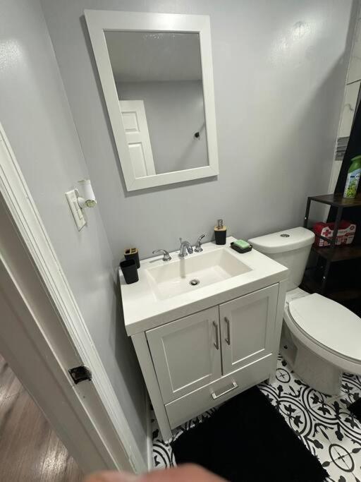 Koupelna v ubytování Elegant 3 Bedroom Condo near EWR, NJ Transit & NYC - Unit 4