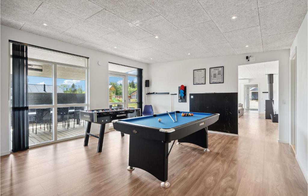 Biliár nebo kulečník v ubytování Pet Friendly Home In Nørre Nebel