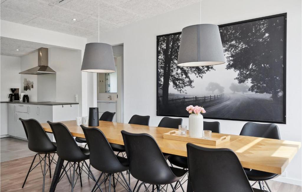Kuchyň nebo kuchyňský kout v ubytování Pet Friendly Home In Nørre Nebel