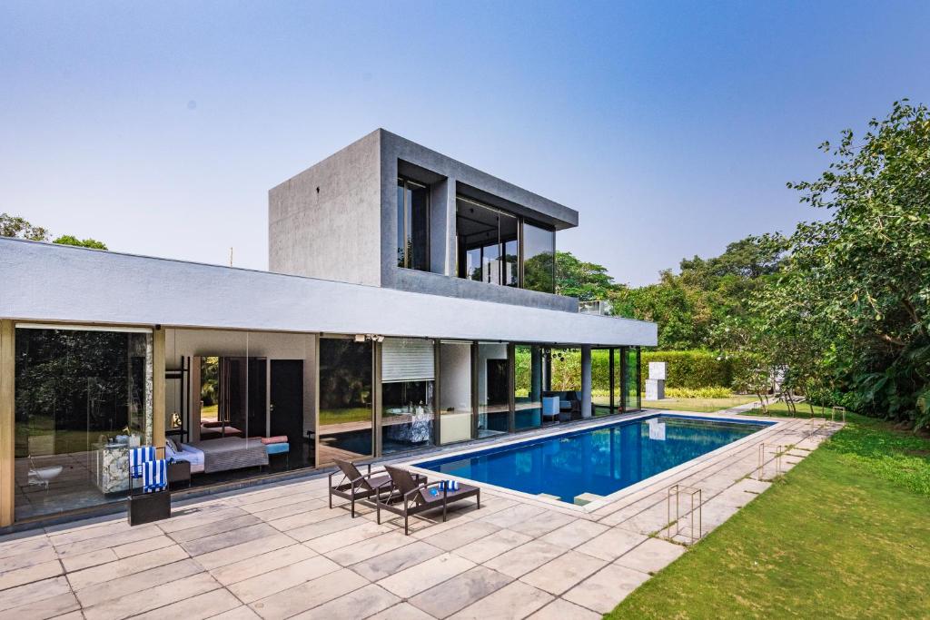 Swimmingpoolen hos eller tæt på SaffronStays Glasshouse 91 - 4BR luxury villa with pool, art installations, lawns & outdoor dining