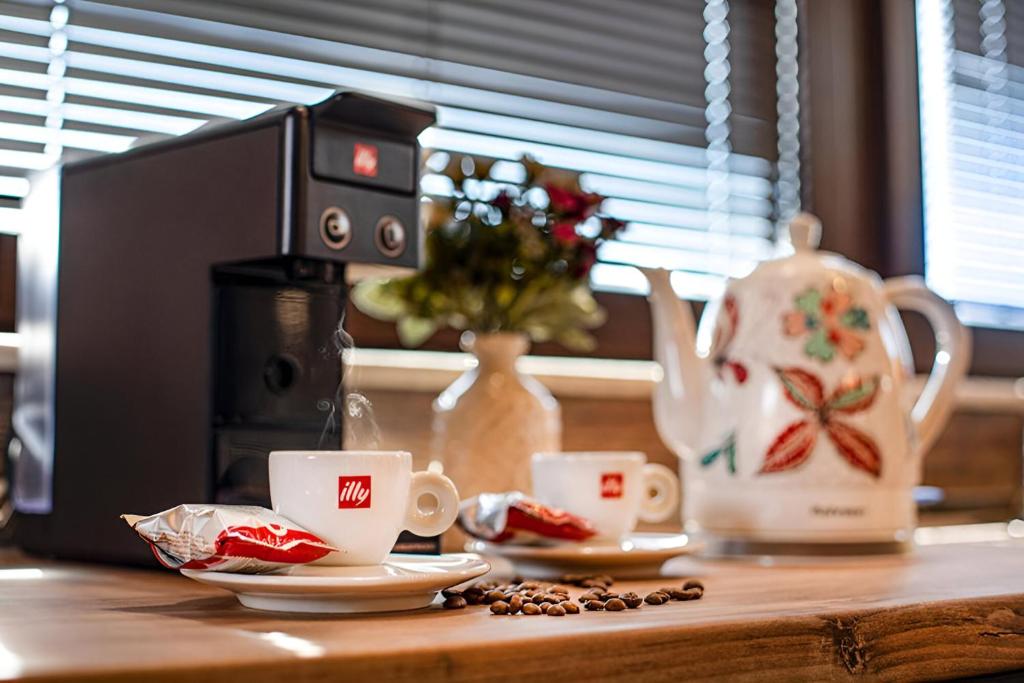 Příslušenství pro přípravu čaje a kávy v ubytování Hotel Antique - free private parking